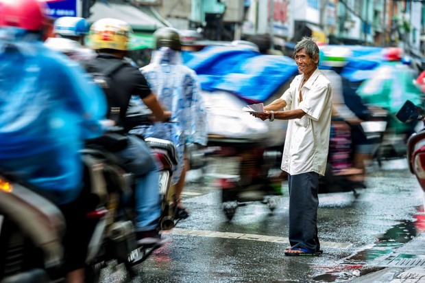 Phía sau bức ảnh ông cụ khóc trong mưa là câu chuyện về lão khờ 20 năm bán vé số ở Sài Gòn - Ảnh 1.