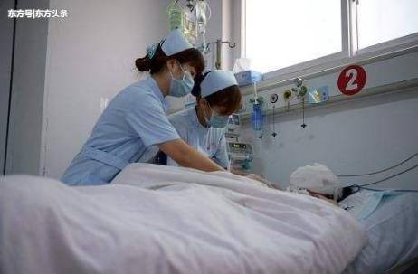 Chàng trai hết lòng chăm sóc bạn gái sống thực vật,&nbsp;nhưng đến khi cô tỉnh lại thì chân tướng khiến ai cũng giật mình - Ảnh 2.