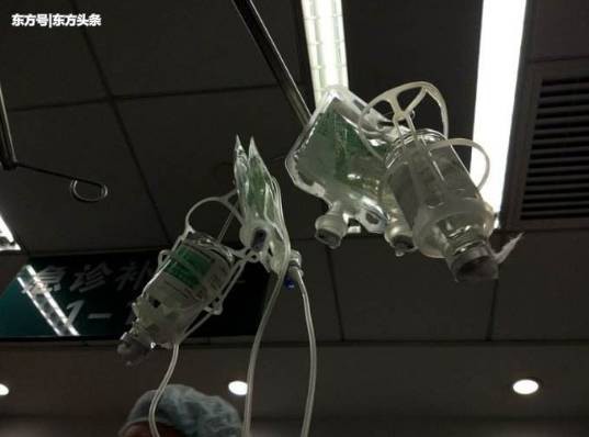 Chàng trai hết lòng chăm sóc bạn gái sống thực vật,&nbsp;nhưng đến khi cô tỉnh lại thì chân tướng khiến ai cũng giật mình - Ảnh 3.