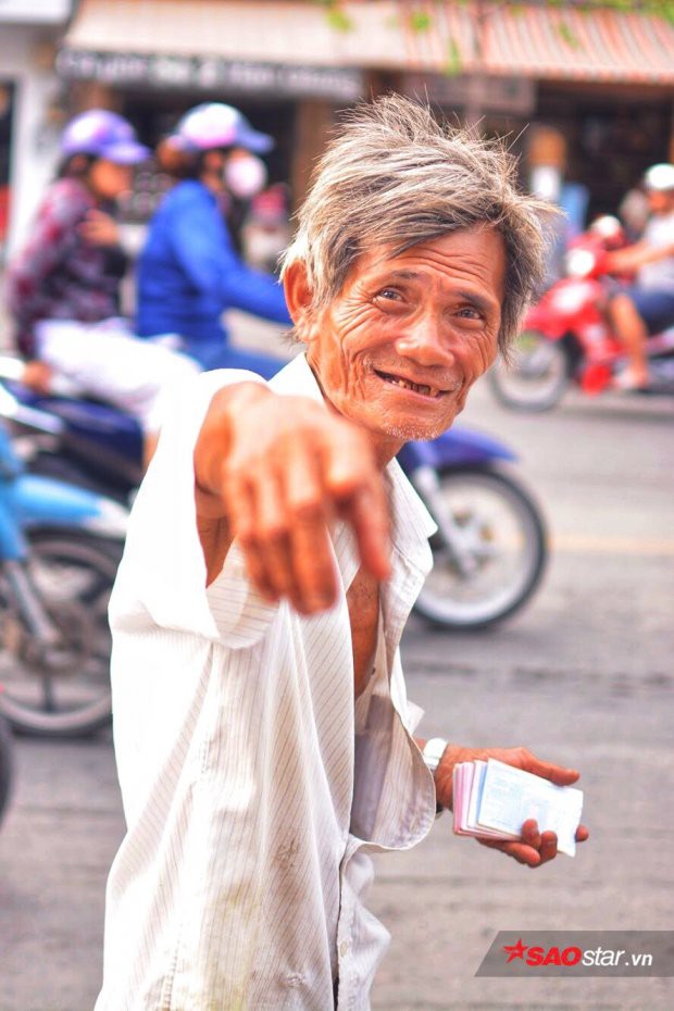Phía sau bức ảnh ông cụ khóc trong mưa là câu chuyện về lão khờ 20 năm bán vé số ở Sài Gòn - Ảnh 4.