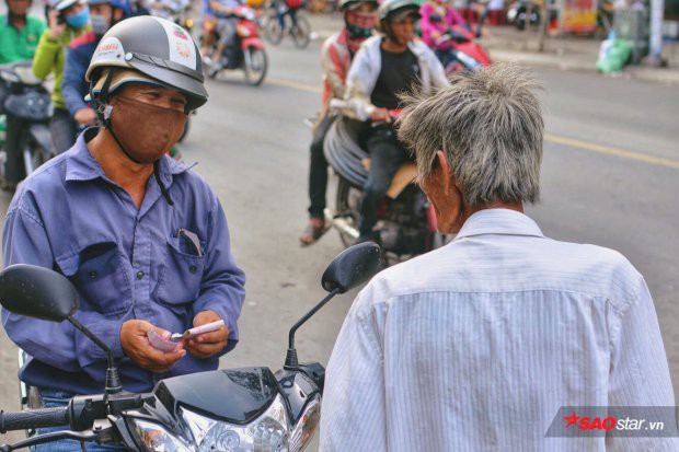 Phía sau bức ảnh ông cụ khóc trong mưa là câu chuyện về lão khờ 20 năm bán vé số ở Sài Gòn - Ảnh 6.