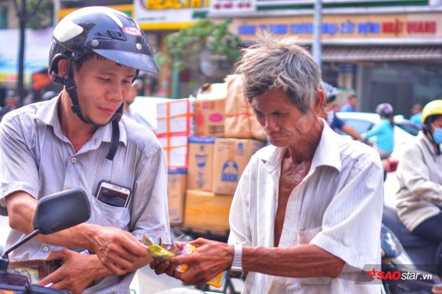 Phía sau bức ảnh ông cụ khóc trong mưa là câu chuyện về lão khờ 20 năm bán vé số ở Sài Gòn - Ảnh 7.