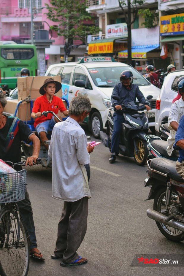 Phía sau bức ảnh ông cụ khóc trong mưa là câu chuyện về lão khờ 20 năm bán vé số ở Sài Gòn - Ảnh 9.