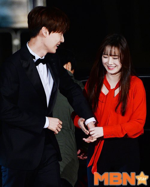 Ahn Jae Hyun có một thói quen khó bỏ: Tự tìm tay Goo Hye Sun để nắm chặt, bà xã nhắc nhở cũng không buông - Ảnh 2.