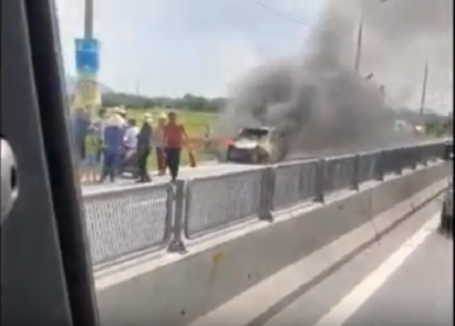 Quảng Ninh: Ô tô bất ngờ bùng cháy dữ dội trên quốc lộ, tài xế thoát chết trong gang tấc - Ảnh 2.