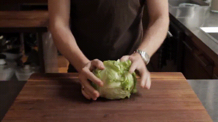 A man uses all his strength to smash a cabbage onto the table in the surprise of his friends, 3 seconds later everyone applauds - Photo 3.