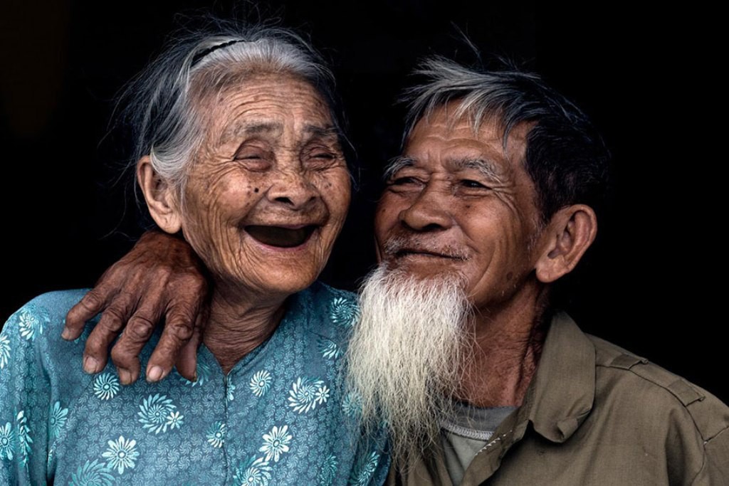 Vợ chồng 94 tuổi đang bên nhau vẫn giữ đươc nụ cười tươi tắn và tình cảm trẻ trung. Hình ảnh những người cùng nhau vượt qua gian khó và thử thách trong cuộc sống sẽ khiến bạn tin lại vào tình yêu thứ chân thành và đẹp đẽ nhất.