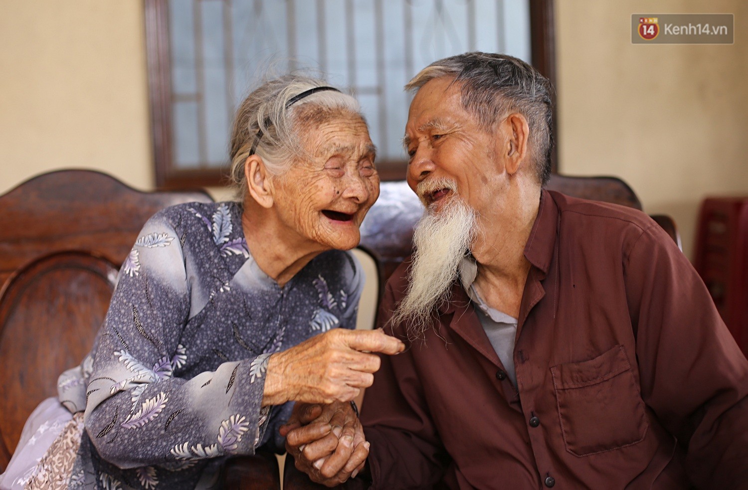 Vợ chồng 94 tuổi: Cặp đôi 94 tuổi trên hình ảnh này khiến chúng ta cảm thấy kinh ngạc, ngưỡng mộ và hâm mộ. Họ không chỉ tràn đầy năng lượng mà còn luôn tươi cười và hạnh phúc bên nhau. Ảnh này đích thực là một lời nhắc nhở cho chúng ta rằng tuổi tác không hề là trở ngại đối với tình yêu đích thực.
