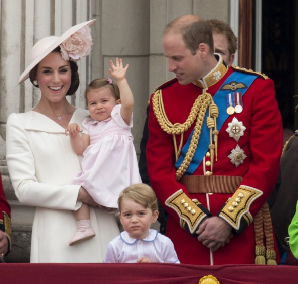 Chùm ảnh: Không thể phủ nhận, Công nương Kate - Công chúa Charlotte chính là biểu tượng thời trang mẹ con ton-sur-ton đáng yêu nhất thế giới - Ảnh 7.