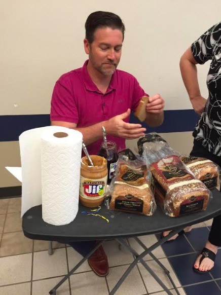 Bức ảnh trăm nghìn like dậy sóng MXH: Thầy giáo đẹp trai ngồi phết bơ bánh mỳ cho từng học sinh - Ảnh 3.