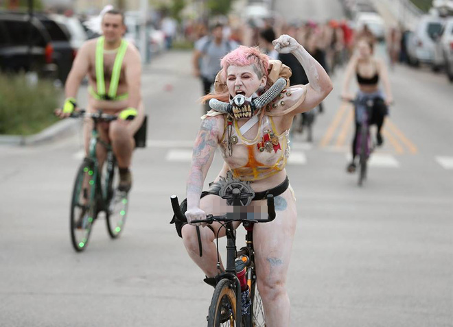 Mỹ: Hàng nghìn người trần như nhộng diễu phố trong ngày lễ hội đạp xe khỏa thân thế giới - Ảnh 5.