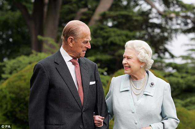 Người đàn ông thầm lặng bên cạnh Nữ Hoàng Anh bước sang tuổi 97 - Ảnh 2.