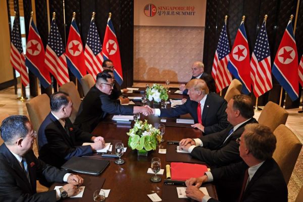 Khoảnh khắc lịch sử: Tổng thống Mỹ Donald Trump bắt tay lãnh đạo Triều Tiên Kim Jong-un - Ảnh 4.