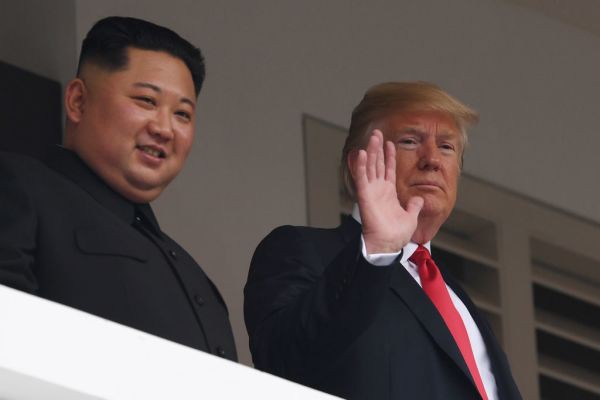 Khoảnh khắc lịch sử: Tổng thống Mỹ Donald Trump bắt tay lãnh đạo Triều Tiên Kim Jong-un - Ảnh 5.