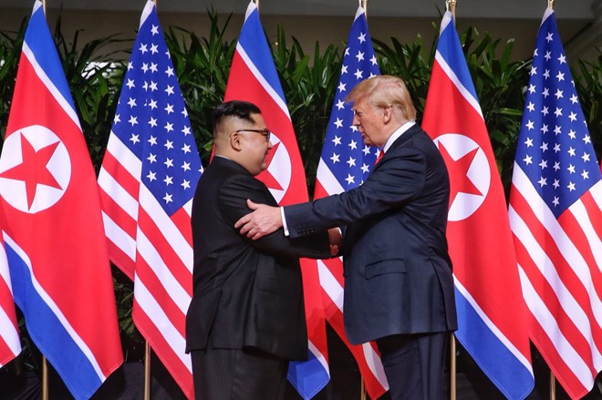 Chuyên gia ngôn ngữ cơ thể tiết lộ những điều bất ngờ trong cuộc gặp gỡ lịch sử giữa hai nhà lãnh đạo Trump và Kim - Ảnh 2.