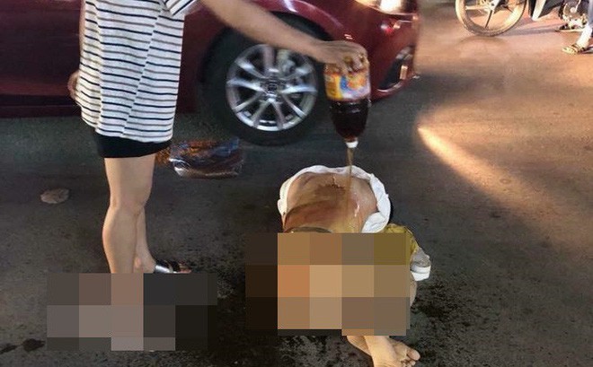 Đánh ghen kinh hoàng ở Thanh Hóa: Người thứ 3 bị nhóm phụ nữ lột đồ đổ nước mắm, xát muối ớt giữa đường - Ảnh 1.