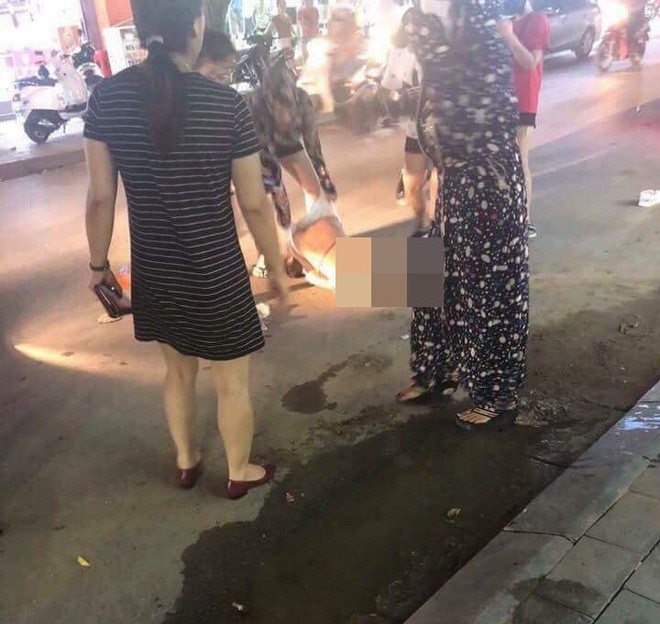 Đánh ghen kinh hoàng ở Thanh Hóa: Người thứ 3 bị nhóm phụ nữ lột đồ đổ nước mắm, xát muối ớt giữa đường - Ảnh 2.