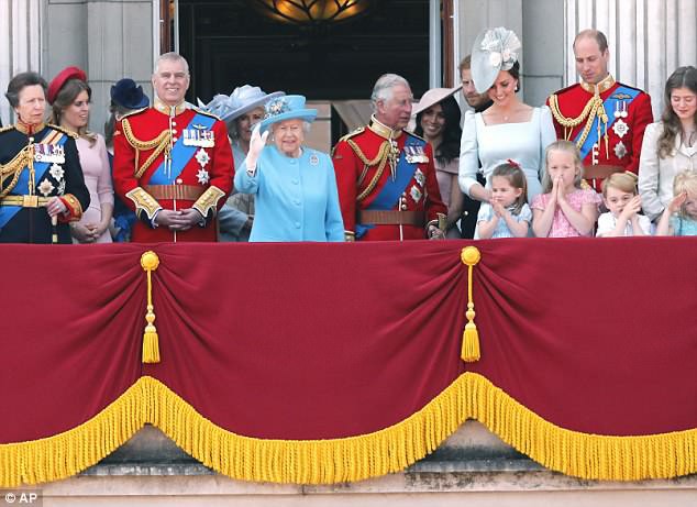 Công chúng lại tan chảy trước điệu bộ vẫy tay hết sức đáng yêu của Công chúa Charlotte được “copy” 100% từ Nữ hoàng - Ảnh 2.
