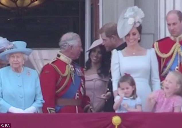 Công chúng lại tan chảy trước điệu bộ vẫy tay hết sức đáng yêu của Công chúa Charlotte được “copy” 100% từ Nữ hoàng - Ảnh 4.