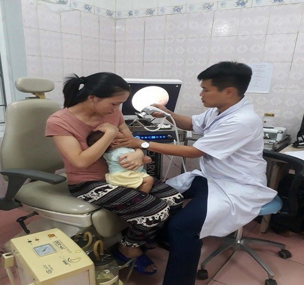 Vụ bé trai bị y tá “lỡ tay” cho uống cả lọ vaccine ở Nghệ An: Sức khỏe cháu bé đã dần ổn định - Ảnh 1. Vụ bé trai bị y tá “lỡ tay” cho uống cả lọ vaccine ở Nghệ An: Sức khỏe cháu bé đã dần ổn định - Ảnh 1.