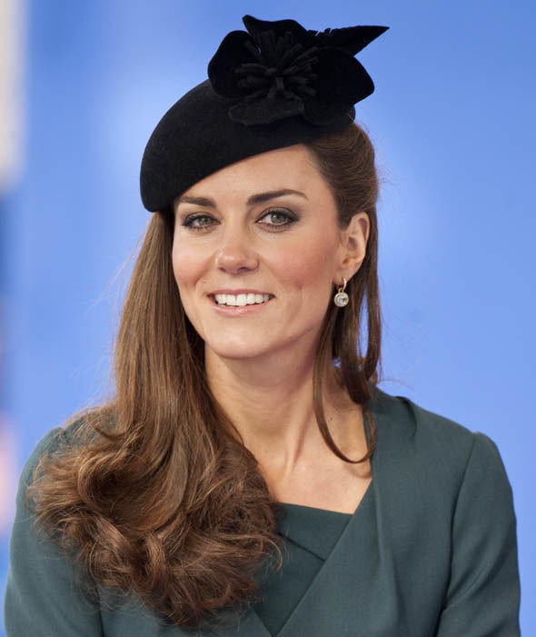 Thần thái xuất chúng của Công nương Kate trong chuyến đi đầu tiên với Nữ hoàng Anh năm 2012 bất ngờ gây sốt trở lại trên MXH - Ảnh 3.