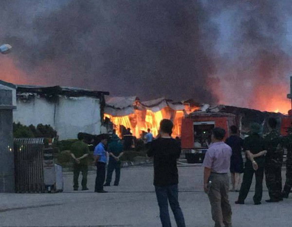Phú Thọ: Hỏa hoạn lớn tại khu công nghiệp Thụy Vân, hàng trăm người dân sợ hãi - Ảnh 2.