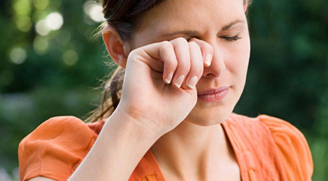 Sơ cứu khi bị dị vật rơi vào mắt, tránh nhiễm trùng mắt cũng như nguy cơ mù lòa - Ảnh 1.