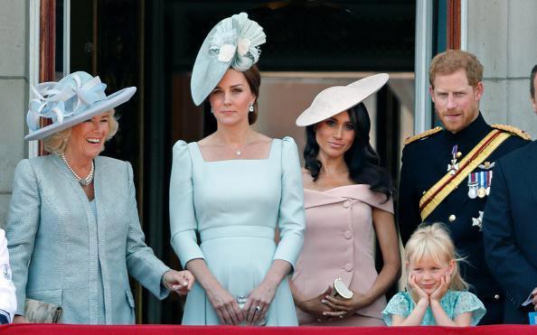 Sự thật đằng sau bức ảnh Công nương Kate đứng lấn át Meghan trong dịp sinh nhật Nữ hoàng Anh - Ảnh 1.