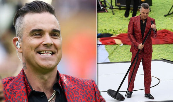Nam ca sĩ nổi tiếng Robbie Williams bị phản ứng dữ dội tại lễ khai mạc World Cup 2018 với hành động này - Ảnh 3.