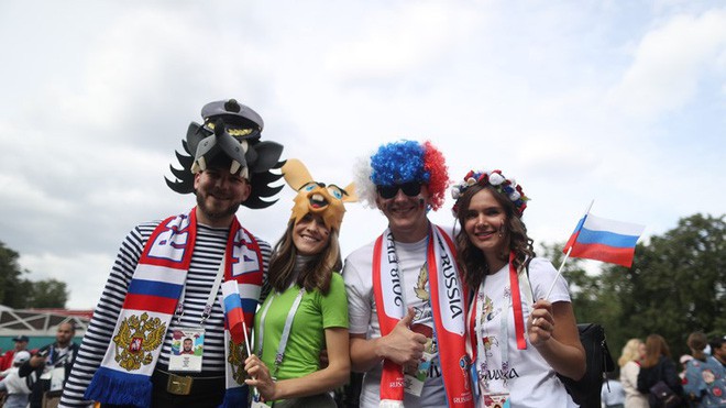 Robbie Williams đốt n&oacute;ng s&acirc;n vận động, khai mạc World Cup 2018 - Ảnh 11.