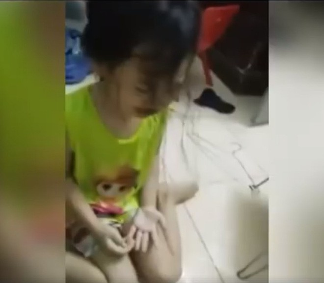 Vụ mẹ livestream cảnh đánh chảy máu mồm con gái ở Hà Nội: Người mẹ không bình thường, bôi màu lên con giả làm máu - Ảnh 7.