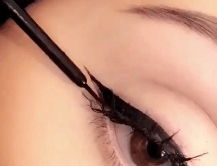 Clip kẻ eyeliner gây sốt Instagram: xem không chỉ sướng mắt mà còn học được cách kẻ mắt mèo hoàn hảo chỉ trong 1 phút - Ảnh 5.