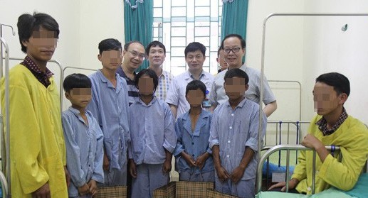 Hi hữu 3 anh em ruột c&ugrave;ng mang bộ phận sinh dục bất thường - Ảnh 1.