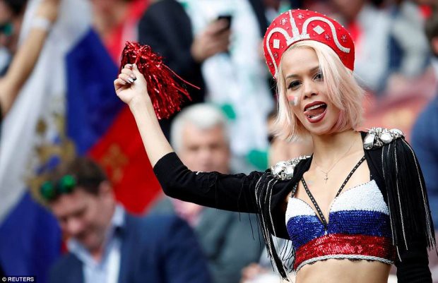 Muôn màu World Cup: Fan nữ Nga hở táo bạo, Saudi Arabia kín như bưng - Ảnh 2.