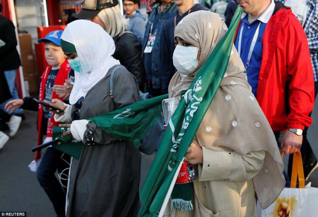 Muôn màu World Cup: Fan nữ Nga hở táo bạo, Saudi Arabia kín như bưng - Ảnh 3.