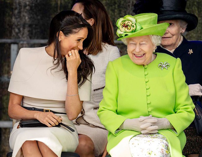 Nữ hoàng Anh giúp cháu dâu chữa cháy và tặng món quà ý nghĩa này cho Meghan - Ảnh 3.