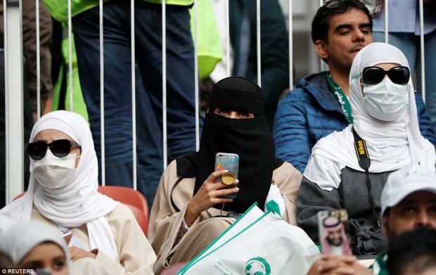 Muôn màu World Cup: Fan nữ Nga hở táo bạo, Saudi Arabia kín như bưng - Ảnh 5.