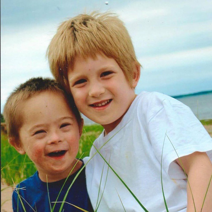 Gặp lại cậu bé và em trai bị mắc bệnh Down từng làm cả thế giới