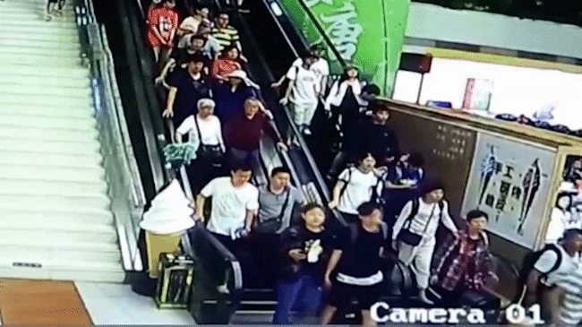 Trung Quốc: Đoàn du khách bị trần nhà đổ ụp lên người khi đang đi thang cuốn, ít nhất 9 người bị thương - Ảnh 2.