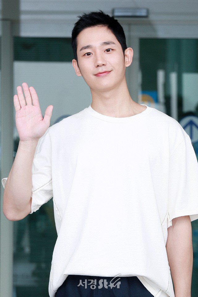 Quá điển trai tại sân bay, Jung Hae In lại bị chê vì... dù lên phim, dự sự kiện hay selfie cũng diện mỗi chiếc áo trắng - Ảnh 2.