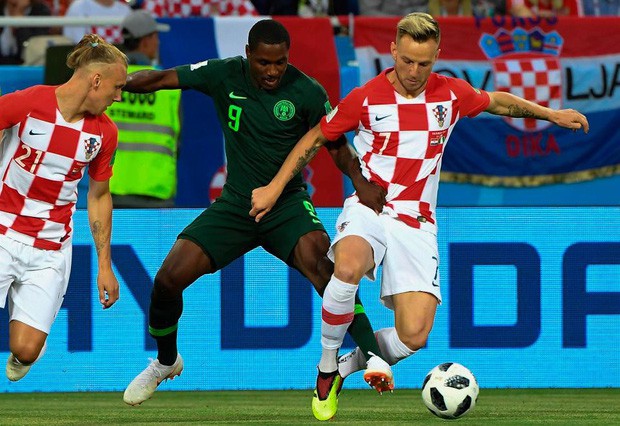 Cởi hết áo quần ném tặng fan, sao Croatia gây choáng ở World Cup - Ảnh 3.