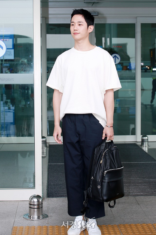 Quá điển trai tại sân bay, Jung Hae In lại bị chê vì... dù lên phim, dự sự kiện hay selfie cũng diện mỗi chiếc áo trắng - Ảnh 5.