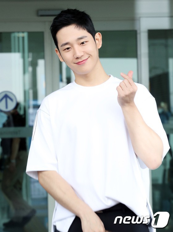 Quá điển trai tại sân bay, Jung Hae In lại bị chê vì... dù lên phim, dự sự kiện hay selfie cũng diện mỗi chiếc áo trắng - Ảnh 7.