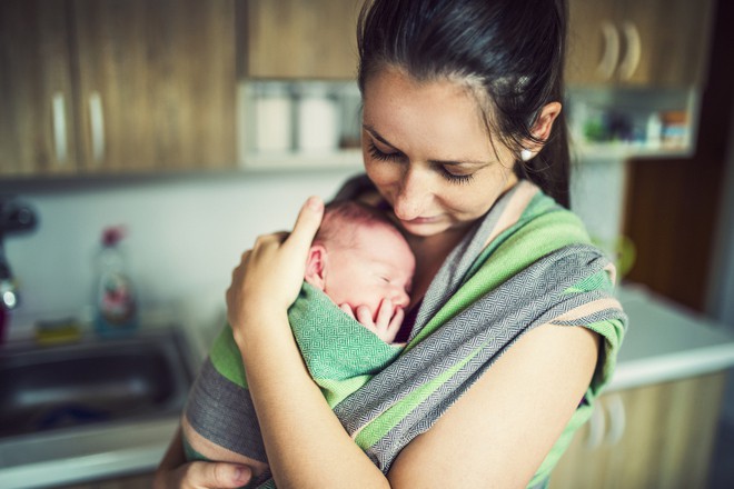 Những mẹo chăm sóc trẻ sơ sinh giúp người lần đầu làm mẹ dễ thở hơn nhiều - Ảnh 4.