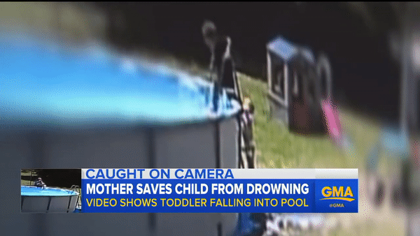 Hốt hoảng kéo con ra khỏi bể bơi, bà mẹ cứu sống con trai 17 tháng tuổi đã chìm nghỉm dưới nước đến 5 phút - Ảnh 1.
