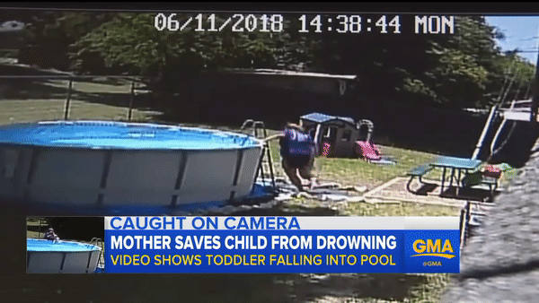 Hốt hoảng kéo con ra khỏi bể bơi, bà mẹ cứu sống con trai 17 tháng tuổi đã chìm nghỉm dưới nước đến 5 phút - Ảnh 3.