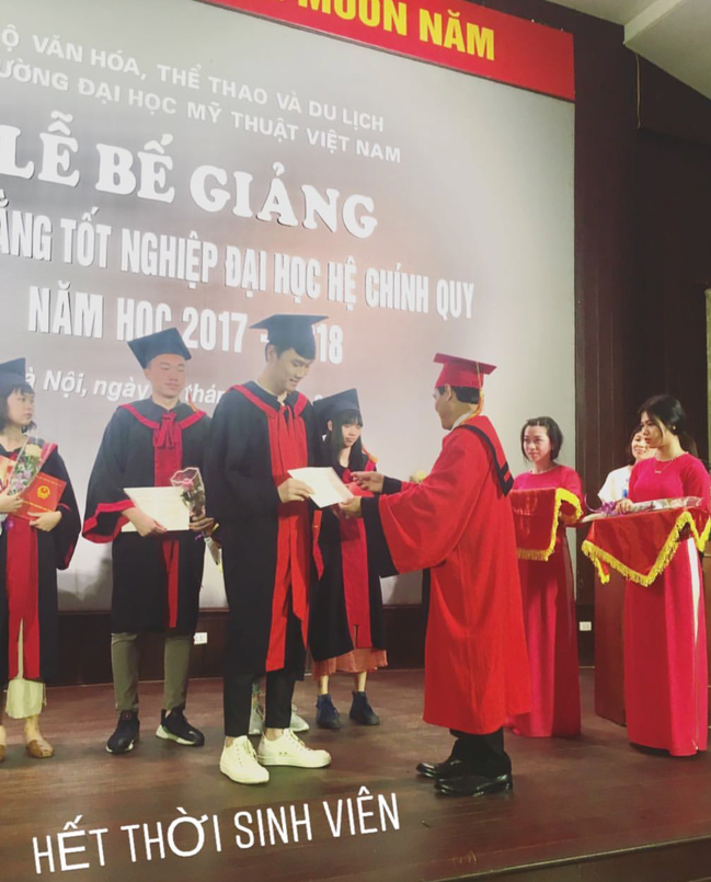 Vợ chồng Tùng Sơn và Trang Lou khoe ảnh cùng nhau khoác áo cử nhân, tốt nghiệp ĐH Mỹ Thuật - Ảnh 2.