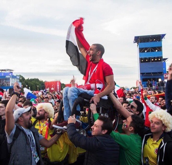 Khoảnh khắc xúc động: Nhóm CĐV Mexico và Colombia nhấc bổng một CĐV Ai Cập ngồi xe lăn lên để giúp anh theo dõi đội nhà thi đấu - Ảnh 1.