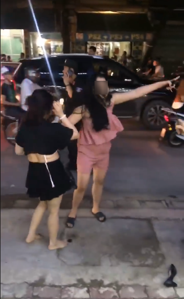 Nóng: Chồng trốn vợ và con thơ đi hẹn hò với nhân tình đúng dịp lễ 1/6, vợ bắt được đánh ghen, chửi bới xối xả giữa đường - Ảnh 1.