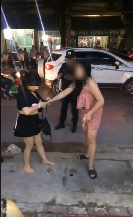 Nóng: Chồng trốn vợ và con thơ đi hẹn hò với nhân tình đúng dịp lễ 1/6, vợ bắt được đánh ghen, chửi bới xối xả giữa đường - Ảnh 2.